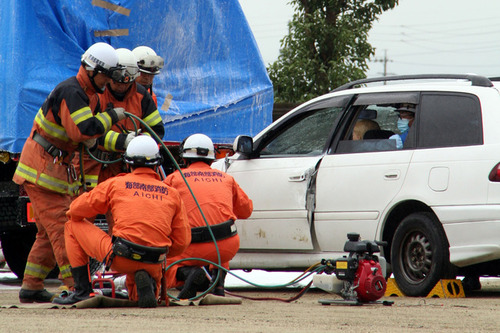 事故車から負傷者を救助する隊員の画像