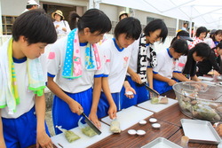 蒸しパンを作る生徒の画像