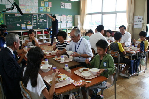 栄南小学校での新米給食会の様子の画像