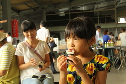 画像：新米を味わう子ども