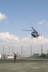 画像：消防団によるヘリ誘導訓練
