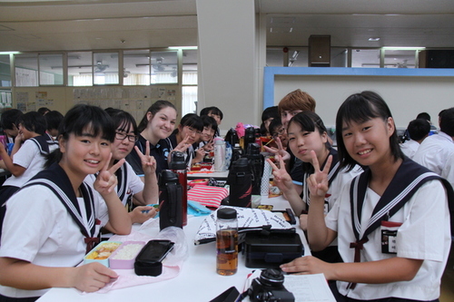 画像：中学生と一緒に昼食をとる留学生