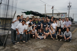 画像：株式会社マルウに訪問した留学生と愛知黎明高校の生徒ら