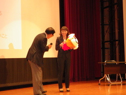画像：市長から記念品を受け取る岡崎朋美さん