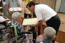 画像：市長から祝い状を手渡される様子