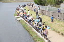 画像：参加者による釣り大会の様子