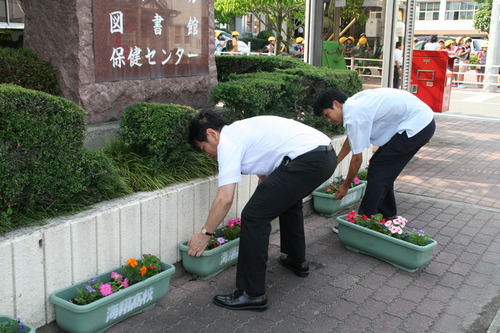 花を飾る海翔高校の生徒の画像