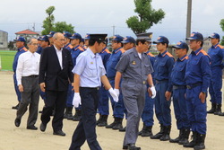 通常点検を行う服部市長はじめ関係者の画像