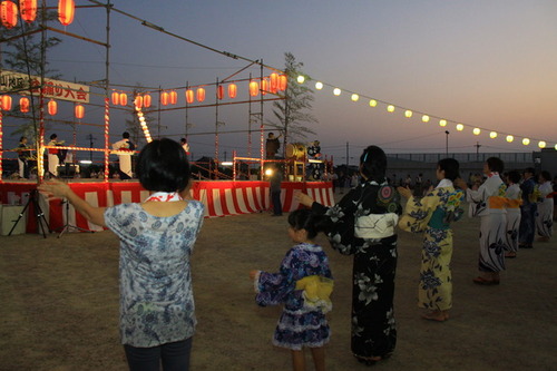 音楽に合わせて踊る市民の画像