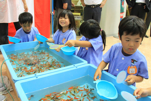 金魚すくいを楽しむ保育所児の画像