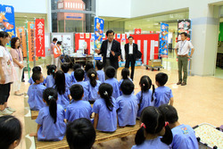 服部市長の話を聞く所児の画像