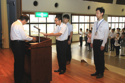 服部市長から表彰を受ける職員の画像