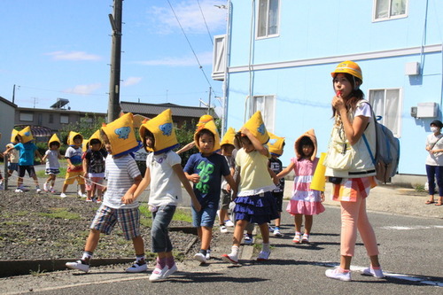 保育所から避難場所へ避難する所児らの画像