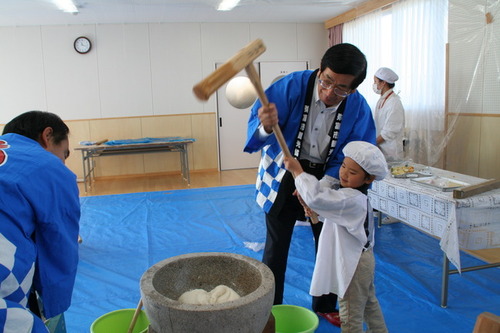 服部市長と一緒にもちつきする所児の画像