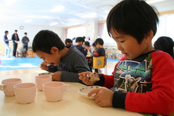 画像：つきたての餅を食べる所児