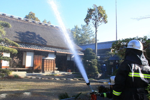 放水銃を使った放水の写真