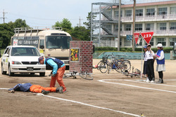 画像：事故現場を目撃したときの対応を学ぶ生徒