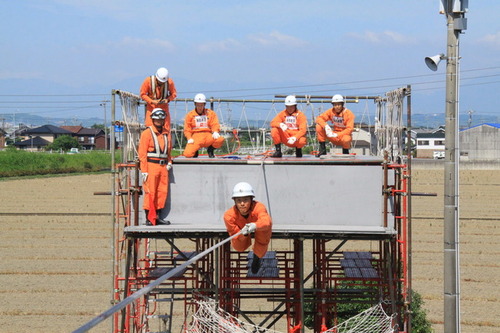 写真：ロープブリッジ渡過訓練の様子