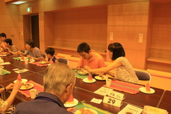 画像：カレーを食べる様子