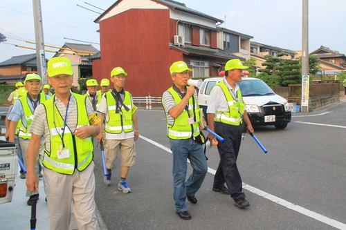 写真：地区内を歩いてパトロールする隊員