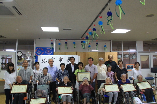 写真：輪中の郷でお祝いを受けた皆さん