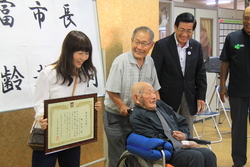 画像：市内最高齢の林代吉さん（107歳）とご家族
