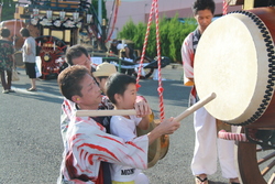 画像：太鼓を体験