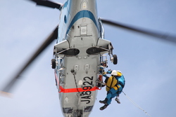 画像：ヘリコプターを使用した救助訓練
