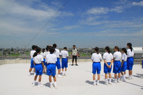 画像：避難所を見学