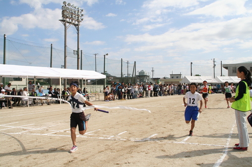 画像:白熱した学区（地区）対抗リレー