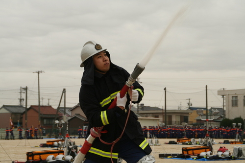画像:消防団による放水訓練