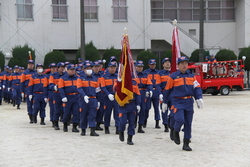 画像:消防団の分列行進