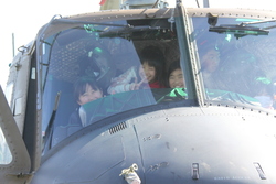 自衛隊ヘリコプターに乗る栄南小の児童