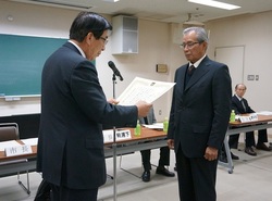 代表で感謝状を受け取られる壁谷区長会長（右）