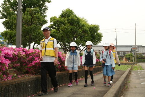 画像：小学生の下校の見守り活動