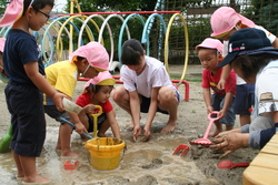 保育士の職場体験をする学生