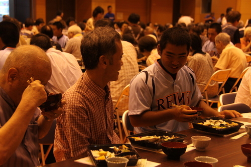 画像：昼食を楽しむ参加者の皆さん