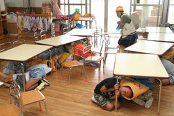 画像：地震発生時にダンゴムシポーズで身を守る所児ら