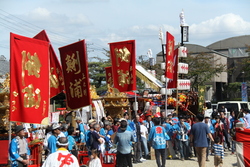 画像：集合した山車と参加者