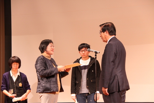 画像：田口常代さんより「まちづくり提言集」が市長へ手渡されました。