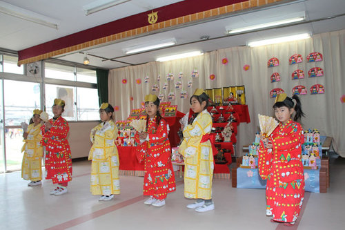 画像：年長の女の子たちがきれいな着物を着て踊りました