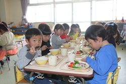 画像：お楽しみのおひなさま給食♪