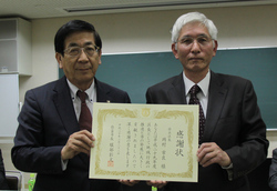 代表で感謝状を受け取られる岡村区長会長（右）