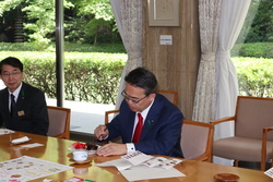 画像：スイーツを試食する愛知県知事