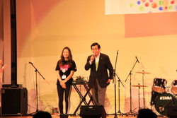画像：YATOXILEメンバーとして登場した富山さん（左）と弥富市長（右）