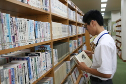 画像：図書の整理をする学生
