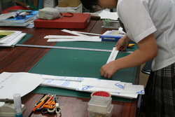 画像：歴史民俗資料館で企画展の準備をする学生