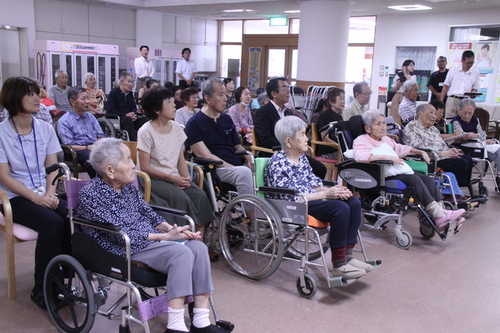 画像：長寿の郷で長寿の祝いを受けた皆さん