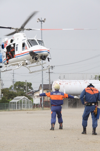 画像：弥富市消防団によるヘリ誘導訓練