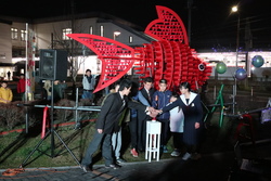 画像：制作に関わった生徒たちの代表、やとみまたはちさん、弥富市長によって点灯されました